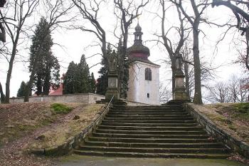 Přístupové schodiště ke kostelnímu areálu se zvonicí (© Ivan Grisa, 03/2009)
