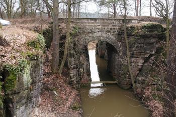Pohled od východu na přemostění silnice I/9 (© Ivan Grisa, 03/2009)