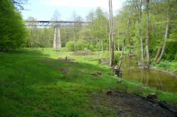 Železniční most nad údolím Robečského potoka u Zahrádek (© Pavel Jarý, 05/2011)