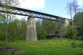 Železniční most nad údolím Robečského potoka u Zahrádek (© Pavel Jarý, 05/2011)