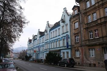 Uliční fasáda domů v severní části kolonie (Klíšská ulice) (© Ivan Grisa, 03/2009)