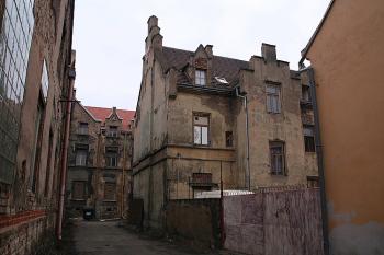 Průhled z někdejší Stodolní ulice k domovnímu bloku v severní části ulice U chemičky (© Ivan Grisa, 03/2009)
