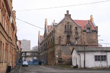 Západní štít domovního bloku v severní části ulice U chemičky (© Ivan Grisa, 03/2009)