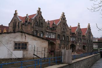 Domovní blok v severní části ulice U chemičky od jihozápadu (© Ivan Grisa, 03/2009)
