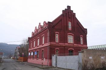 Dům s fasádou z režných cihel na západní straně ulice U chemičky od severu (© Ivan Grisa, 03/2009)
