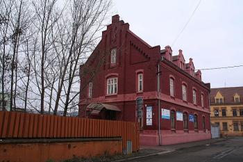 Dům s fasádou z režných cihel na západní straně ulice U chemičky od jihu (© Ivan Grisa, 03/2009)