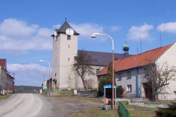 Přemyslovice - kostel Všech svatých - pohled z návsi (© Ivo Rozehnal, 03/2009)