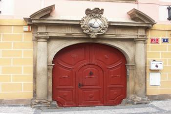edikulový portál s erbem Hložků ze Žampachu ( © Milan Caha 03/2008)