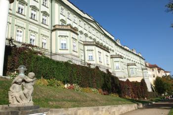 Ústav šlechtičen z jižních zahrad Pražského hradu ( © Milan Caha 10/2008)