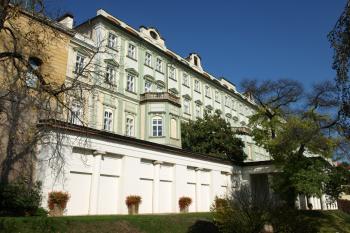 Ústav šlechtičen z jižních zahrad Pražského hradu ( © Milan Caha 10/2008)