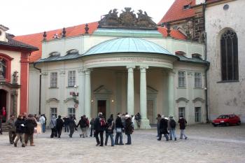 klasicistní vstup z prostranství před sv. Jiřím ( © Milan Caha 03/2008)