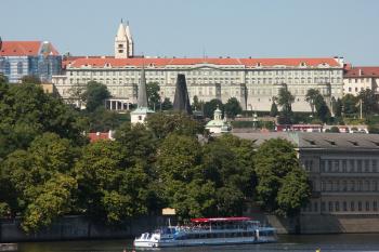 pohled na Ústav šlechtičen z protějšího břehu Vltavy ( © Milan Caha 06/2008)