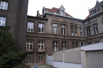 Spojovací křídlo starého a nového ředitelství (© Ivan Grisa, 03/2009)