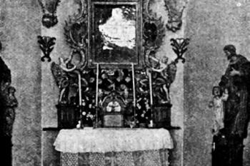interiér kaple na počátku 20. století (© Antonín Podlaha: Posvátná místa království Českého; Díl 4., Vikariáty: Kolínský a Rokycanský, Dědictví sv. Jana Nepomuckého, Praha 1910)
