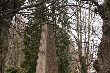 Jeden z náhrobků, přenesených ze starého hřbitova (© Ivan Grisa, 03/2009)