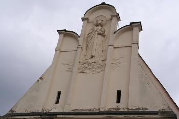 Štít západního průčelí (© Ivan Grisa, 03/2009)