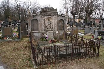 Náhrobek rodiny Václava Kratochvíla a spisovatele Jaromíra Johna (B. Markalouse) (© Ivan Grisa, 03/2009)