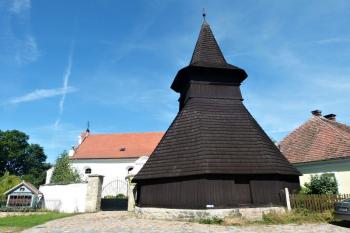 celkový pohled na zvonici a vstup do areálu kostela z návsi ( © Jan P. Štěpánek 09/2012)