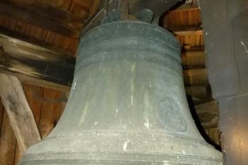 větší zvon z roku 1611 ( © Jan P. Štěpánek 09/2012)