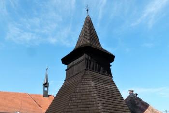 pohled na zvonici z návsi ( © Jan P. Štěpánek 09/2012)