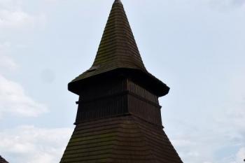 pohled na zvonici od vstupu do kostela ( © Jan P. Štěpánek 09/2012)