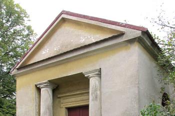 Hrobka Pachtů z Rájova u kostela sv. Martina v Turkovicích ( © Pavel Vítek 10/2015)