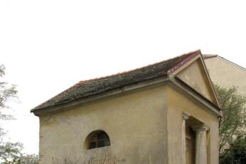 Hrobka Pachtů z Rájova u kostela sv. Martina v Turkovicích ( © Pavel Vítek 10/2015)