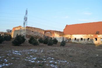Hospodářské budovy za zámkem ( © Jiří Čížek 02/2012)
