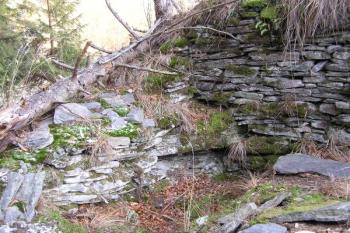 Východní vnitřní nároží  hlavní budovy hrádku ( © Jan P. Štěpánek 12/2006)
