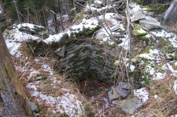 Vnitřní nároží hradní budovy na západě ( © Jan P. Štěpánek 12/2006)
