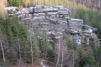 Pohled z hradu na protilehlé skalní bradlo ( © Jan P. Štěpánek 12/2006)
