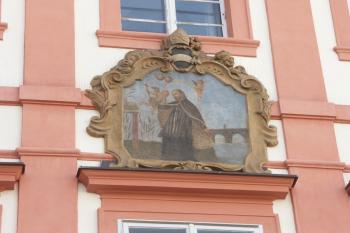 obraz Jana Nepomuckého na průčelí ( © Milan Caha 03/2008)