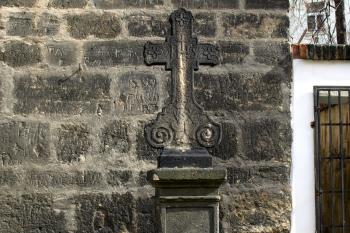 kříž před zvonicí - pozůstatek hřbitova ( © Milan Caha 06/2009)