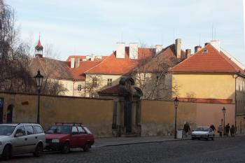 zadní trakt paláce s kaplí ( © Milan Caha 03/2008)