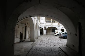 průhled průjezdem ( © Milan Caha 03/2009)