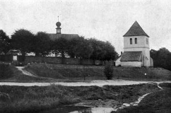kostel se zvonicí od severu (© Bohumil Vavroušek, Zdeněk Wirth: Kostel na dědině a v městečku, Nakladatelství Kvasnička a Hampl, Praha 1929)