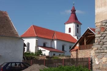 kostel od severovýchodu - od tvrze ( © Milan Caha 06/2008)