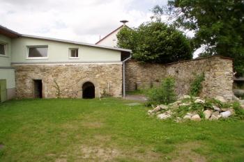Nejstarší část tvrze od jihu (© Lukáš Pechánek, 07/2010)