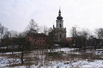 Kostel a fara od západu (© Ivan Grisa, 03/2009)