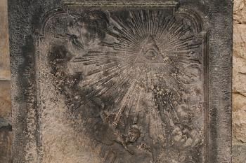 Náhrobník s chronogramy 1717 a 1742 u jižního boku lodi (© Ivan Grisa, 03/2009)