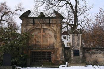 Zastavení s Golgotou: počátek i konec křížové cesty proti hlavnímu portálu kostela (© Ivan Grisa, 03/2009)