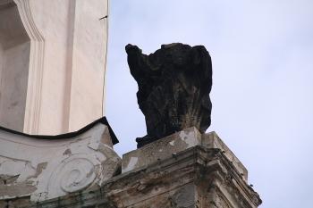 Socha světce - biskupa na jižní volutové zdi (© Ivan Grisa, 03/2009)