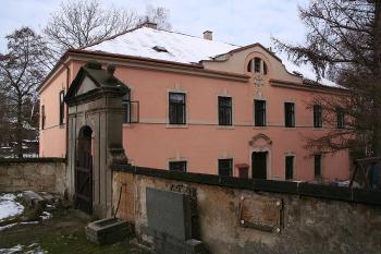 Hlavní (východní) průčelí fary a severní brána hřbitova (© Ivan Grisa, 03/2009)
