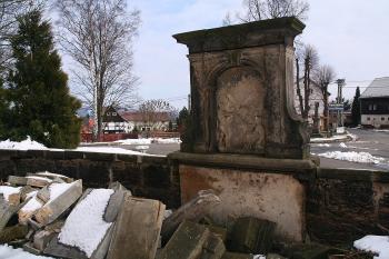 Zastavení s nesením Kříže ve východní části hřbitovní zdi (© Ivan Grisa, 03/2009)