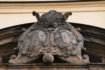 Alianční erb stavebníka a jeho manželky nad hlavním portálem (© Ivan Grisa, 03/2009)