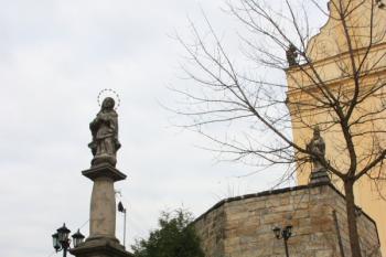 Socha sv. Anny u schodiště před kostelem ( © Ivan Grisa 11/2009)