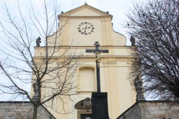 Západní průčelí se schodištěm a krucifixem ( © Ivan Grisa 11/2009)