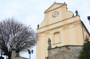 Spodní část jižního ramene schodiště a západní průčelí kostela ( © Ivan Grisa 11/2009)