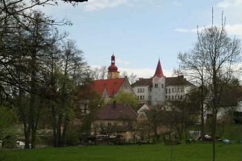 Kostel, zámecká věž a zvonice z pravého břehu Nežárky (© Ivan Grisa, 05/2006)