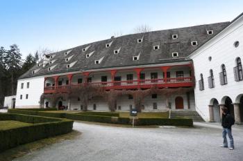 jihovýchodní křídlo Dolního zámku s arkádami ( © Jan P. Štěpánek 03/2009)